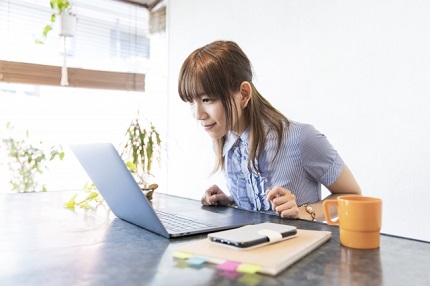 整体　体にゆがみが生じやすい姿勢　前かがみ