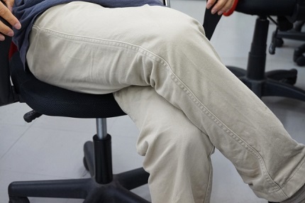 整体　体の歪みが生じやすい姿勢　足を組む